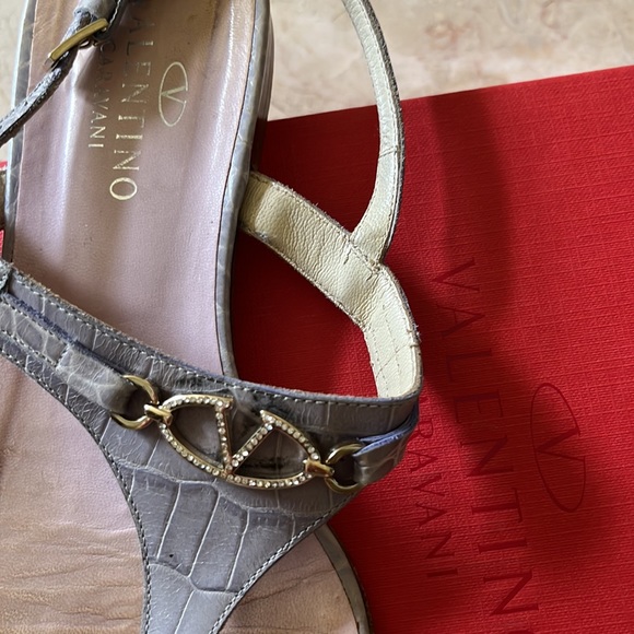 100% authentic Valentino flat sandals. Made in Italy. 100% leather💖with box💖 - Picture 3 of 6
